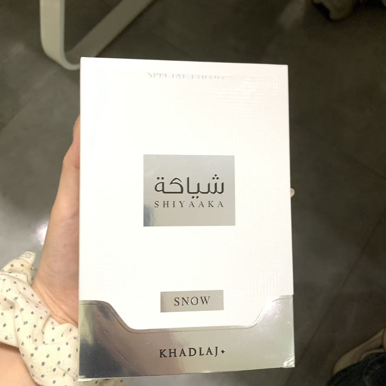 Perfume Fragrance Jean Paul Gaultier - KHADLAJ의 흰색과 검은색이 조화된 중성적인 향수는